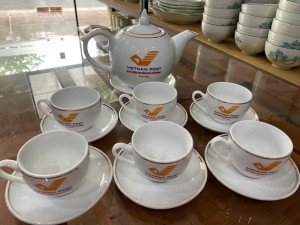 Bộ ấm chén dáng chóp lửa men trắng kẻ chỉ 600ml, in logo hàng dư