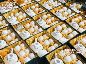 Bộ ấm chén dáng chóp lửa men trắng kẻ chỉ vàng, in logo quà tặng ngân hàng OCB