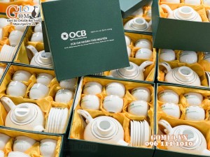 Bộ ấm chén dáng chóp lửa men trắng kẻ chỉ vàng, in logo quà tặng ngân hàng OCB