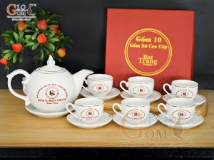 Bộ ấm chén dáng chóp lửa men trắng kẻ chỉ vàng kim - in logo