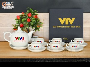 Bộ ấm chén dáng chóp lửa men trắng kẻ chỉ vàng kim, in logo VTV8, 500ml