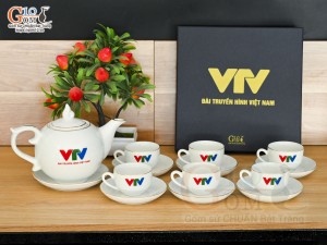 Bộ ấm chén dáng chóp lửa men trắng kẻ chỉ vàng kim, in logo VTV, 500ml
