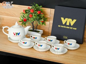 Bộ ấm chén dáng chóp lửa men trắng kẻ chỉ vàng kim, in logo VTV, 500ml
