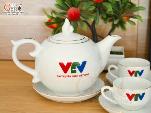 Bộ ấm chén dáng chóp lửa men trắng kẻ chỉ vàng kim, in logo VTV, 500ml