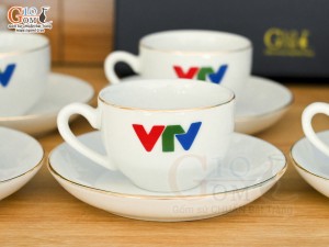 Bộ ấm chén dáng chóp lửa men trắng kẻ chỉ vàng kim, in logo VTV, 500ml