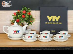 Bộ ấm chén dáng chóp lửa men trắng kẻ chỉ vàng kim, in logo VTV, 500ml