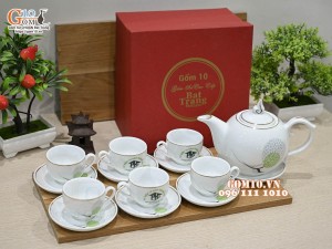 Bộ ấm chén dáng chóp lửa men trắng vẽ Bồ Công Anh chỉ vàng kim, in logo Phan Hoàng Gia