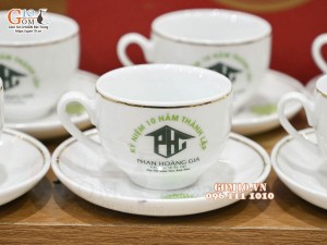 Bộ ấm chén dáng chóp lửa men trắng vẽ Bồ Công Anh chỉ vàng kim, in logo Phan Hoàng Gia