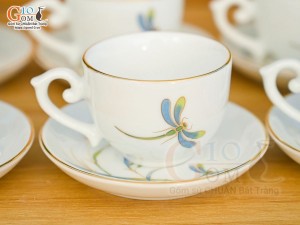 Bộ ấm chén dáng chóp lửa men trắng vẽ chuồn trúc, 500ml