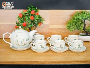 Bộ ấm chén dáng chóp lửa men trắng vẽ chuồn trúc, 500ml