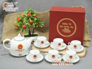 Bộ ấm chén dáng chóp lửa men trắng vẽ Sen xanh, in logo quà tặng Ủy Ban MTTQ Việt Nam