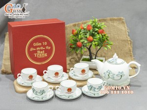 Bộ ấm chén dáng chóp lửa men trắng vẽ Sen xanh, in logo quà tặng Ủy Ban MTTQ Việt Nam
