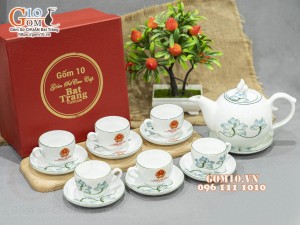 Bộ ấm chén dáng chóp lửa men trắng vẽ Sen xanh, in logo quà tặng Ủy Ban MTTQ Việt Nam
