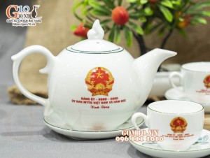 Bộ ấm chén dáng chóp lửa men trắng vẽ Sen xanh, in logo quà tặng Ủy Ban MTTQ Việt Nam