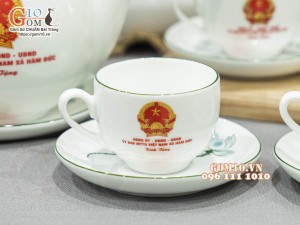 Bộ ấm chén dáng chóp lửa men trắng vẽ Sen xanh, in logo quà tặng Ủy Ban MTTQ Việt Nam