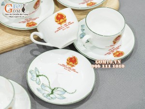 Bộ ấm chén dáng chóp lửa men trắng vẽ Sen xanh, in logo quà tặng Ủy Ban MTTQ Việt Nam