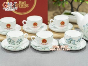 Bộ ấm chén dáng chóp lửa men trắng vẽ Sen xanh, in logo quà tặng Ủy Ban MTTQ Việt Nam