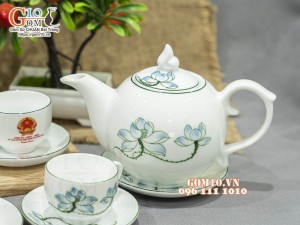 Bộ ấm chén dáng chóp lửa men trắng vẽ Sen xanh, in logo quà tặng Ủy Ban MTTQ Việt Nam