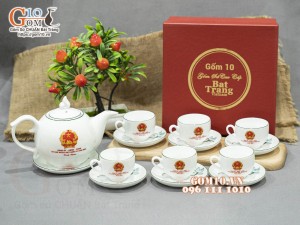 Bộ ấm chén dáng chóp lửa men trắng vẽ Sen xanh, in logo quà tặng Ủy Ban MTTQ Việt Nam