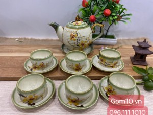 Bộ ấm chén dáng chóp lửa men vuốt, vẽ hoa mai vàng, 500ml