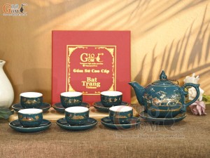 Bộ ấm chén dáng chóp lửa men xanh lục cảnh làng quê kẻ chỉ vàng kim, 500ml