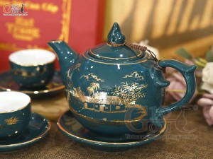 Bộ ấm chén dáng chóp lửa men xanh lục cảnh làng quê kẻ chỉ vàng kim, 500ml