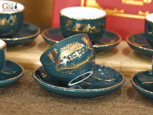 Bộ ấm chén dáng chóp lửa men xanh lục cảnh làng quê kẻ chỉ vàng kim, 500ml