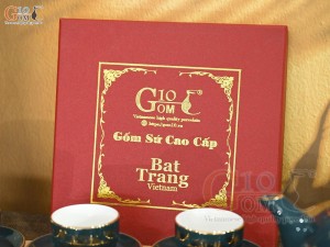 Bộ ấm chén dáng chóp lửa men xanh lục cảnh làng quê kẻ chỉ vàng kim, 500ml