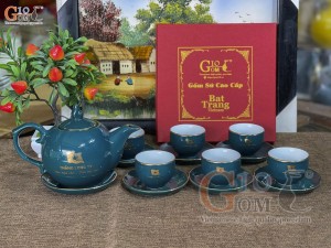 Bộ ấm chén dáng chóp lửa men xanh lục cảnh làng quê kẻ chỉ vàng kim, in logo