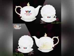 Bộ ấm chén mẫu đơn men trắng họa tiết Huế chỉ vàng kim in logo VTV, 500ml