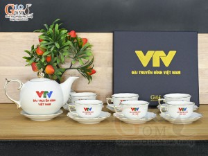 Bộ ấm chén mẫu đơn men trắng kẻ chỉ vàng kim, in logo VTV, 650ml