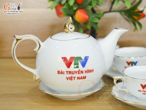Bộ ấm chén mẫu đơn men trắng kẻ chỉ vàng kim, in logo VTV, 650ml