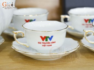 Bộ ấm chén mẫu đơn men trắng kẻ chỉ vàng kim, in logo VTV, 650ml