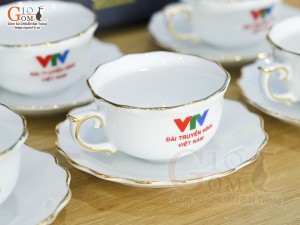 Bộ ấm chén mẫu đơn men trắng kẻ chỉ vàng kim, in logo VTV, 650ml