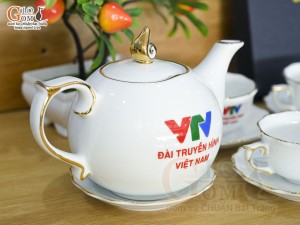 Bộ ấm chén mẫu đơn men trắng kẻ chỉ vàng kim, in logo VTV, 650ml