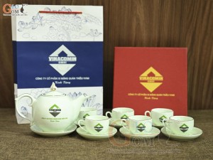 Bộ ấm chén dáng chóp men ngọc kẻ chỉ vàng kim in logo, 600ml