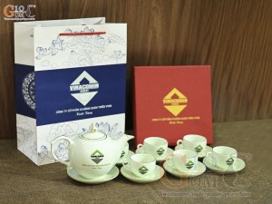 Bộ ấm chén dáng chóp men ngọc kẻ chỉ vàng kim in logo, 600ml