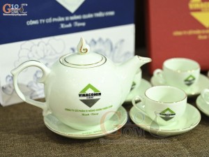 Bộ ấm chén dáng chóp men ngọc kẻ chỉ vàng kim in logo, 600ml