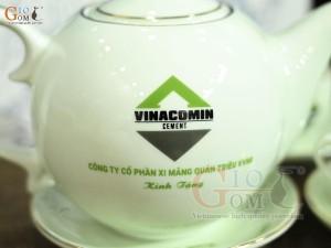 Bộ ấm chén dáng chóp men ngọc kẻ chỉ vàng kim in logo, 600ml