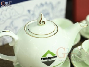 Bộ ấm chén dáng chóp men ngọc kẻ chỉ vàng kim in logo, 600ml