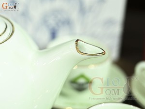 Bộ ấm chén dáng chóp men ngọc kẻ chỉ vàng kim in logo, 600ml