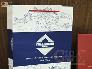 Bộ ấm chén dáng chóp men ngọc kẻ chỉ vàng kim in logo, 600ml