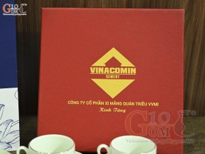 Bộ ấm chén dáng chóp men ngọc kẻ chỉ vàng kim in logo, 600ml