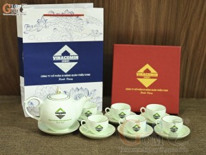 Bộ ấm chén dáng chóp men ngọc kẻ chỉ vàng kim in logo, 600ml