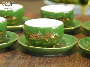 Bộ ấm chén dáng công men màu cảnh Làng Quê vẽ vàng 24k nền xanh lá, 300ml