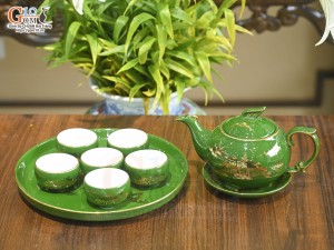 Bộ ấm chén dáng công men màu cảnh Làng Quê vẽ vàng 24k nền xanh lá, khay tròn, 300ml