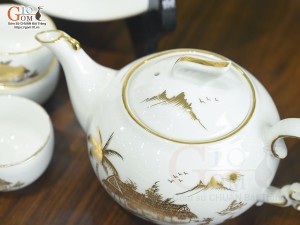 Bộ ấm chén dáng công men trắng cảnh Làng Quê vẽ vàng 24k, khay tròn, 300ml
