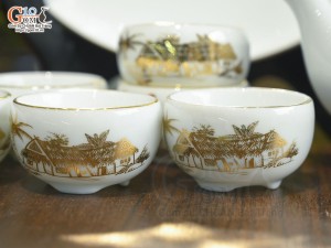 Bộ ấm chén dáng công men trắng cảnh Làng Quê vẽ vàng 24k, khay tròn, 300ml