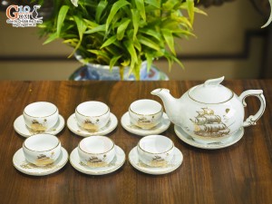 Bộ ấm chén dáng công men trắng cảnh Thuận Buồm Xuôi Gió vẽ vàng 24k, 300ml