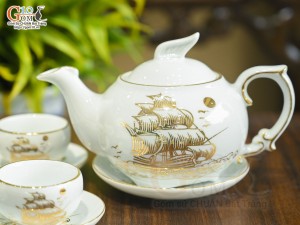 Bộ ấm chén dáng công men trắng cảnh Thuận Buồm Xuôi Gió vẽ vàng 24k, 300ml